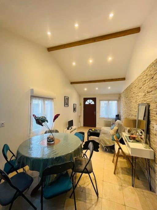 Orly Shelter Apartment Екстериор снимка