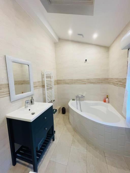 Orly Shelter Apartment Екстериор снимка